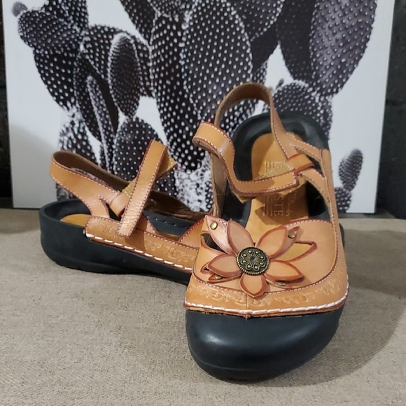 L"Artiste Shoes - Brown Leather Sandals with Floral Design